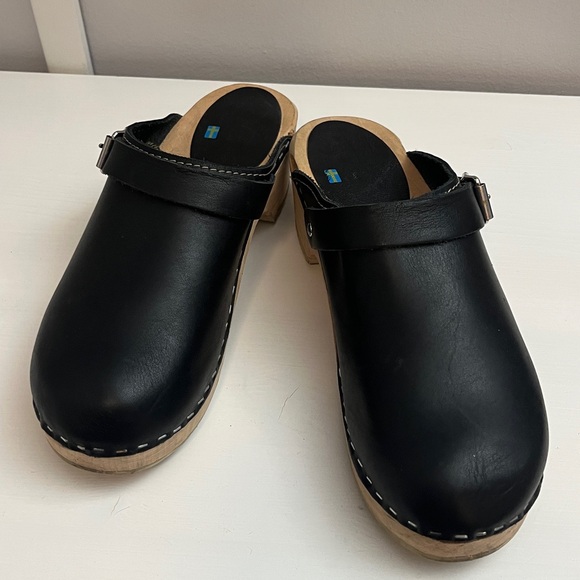 Woman’s Classic Black Clogs - Picture 2 of 6